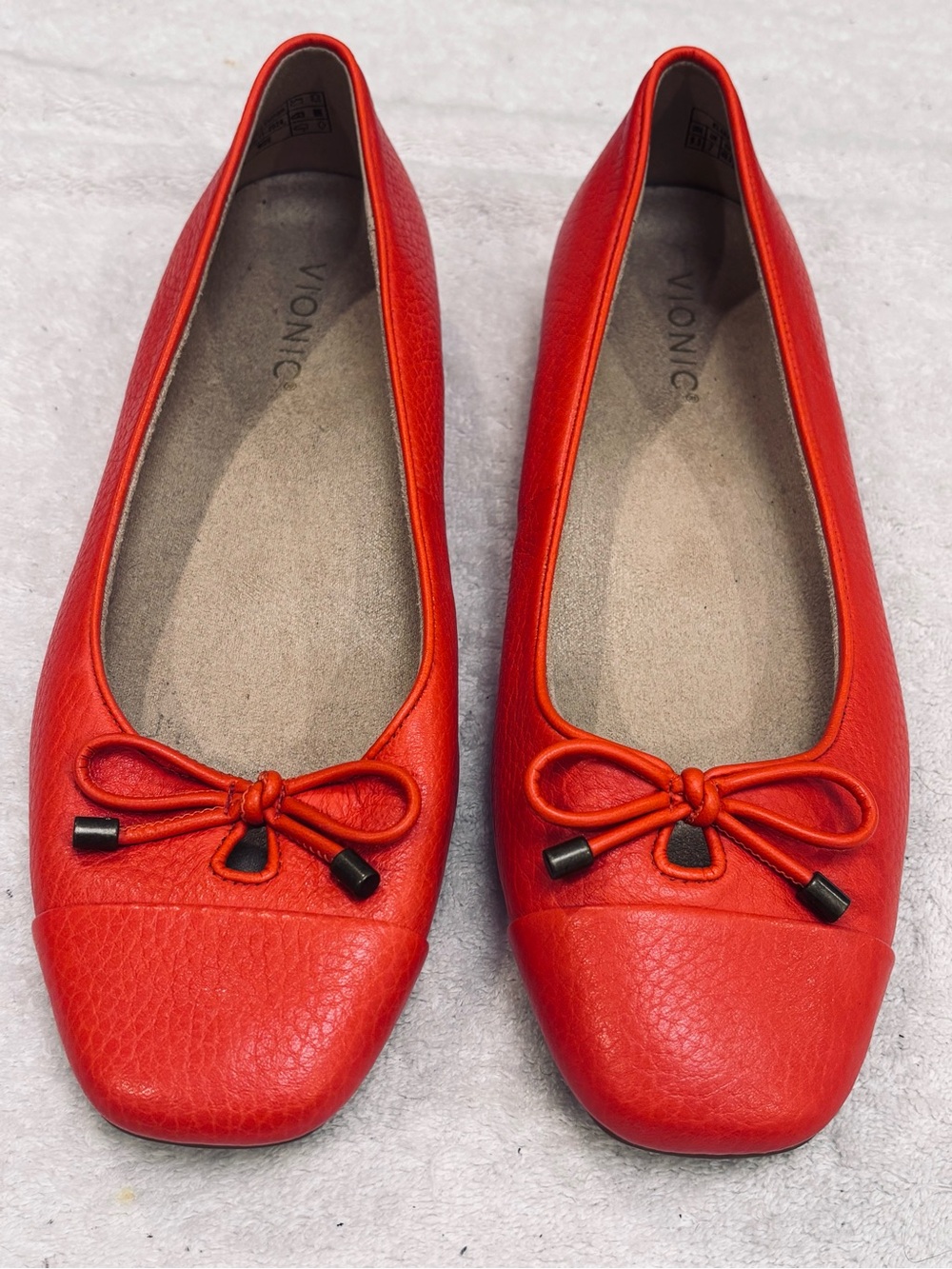Brand New Stylish Flats by Vionic - size 9.5W USA / 40.5W Euro / 7W UK - Box 18